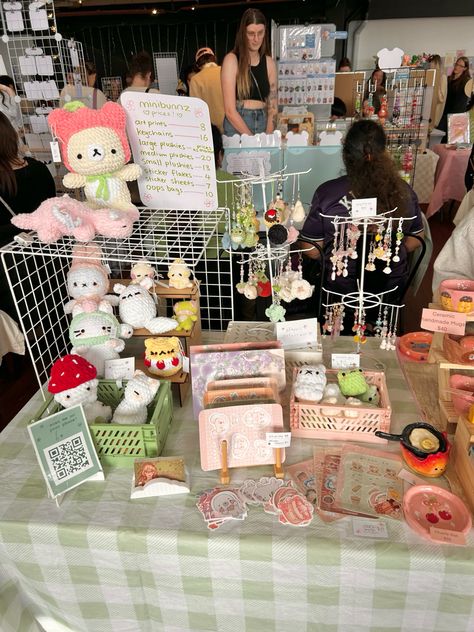 @minibunnz on instagram Crochet Market Display, Crochet Market Setup, Craft Fairs Booth, Craft Booth Displays, Market Displays, Craft Booth, Booth Display, Diy Crochet Projects, Diy Crochet