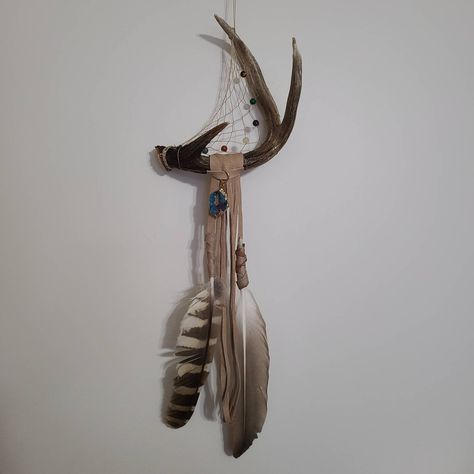 Native American Wall Decor, Antler Dream Catcher, Wall Hanging Dream Catcher, Native Artifacts, Antler Ideas, Making Dream Catchers, Feathers Art, Wood Burning Stencils, Antlers Decor