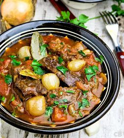 Stifado, een kruidige Griekse runderstoofpot met tomaat en zilveruitjes Greek Beef Stew, Beef Stifado, Greek Beef, Greece Food, Pearl Onions, Healthy Slow Cooker, Slow Cooker Recipes Healthy, Healthy Crockpot, European Food