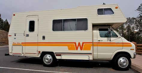 Awesome vintage Minnie Winnie RV camper! Vintage Motorhome, Motorhome Travels, Rv Refrigerator, Rv Motorhomes, Classic Campers, Fuel Efficient Cars, Truck Bed Camper, Van Lines, Refrigerator Repair