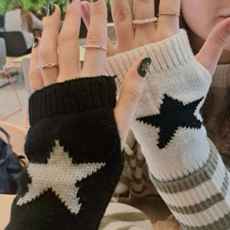 Outfit Ideas With Gloves, Alt Gloves Diy, Aesthetic Hand Gloves, Crochet Gloves Ideas, Crochet Gloves Aesthetic, Star Gloves Crochet, Crochet Ideas Grunge, Stargirl Crochet, Matching Crochet Ideas