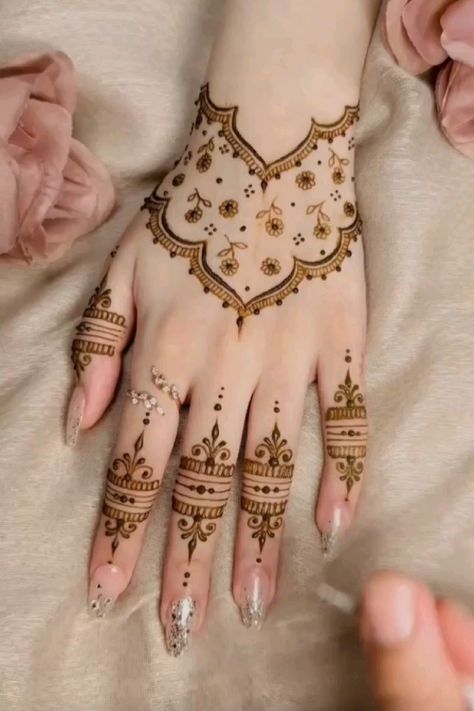 Dainty Henna, Short Mehndi Design, Simple Mehendi Designs, Henna Hand, Tato Henna, Henna Tattoo Designs Hand, Design Henna, Mehndi Designs For Kids, Very Simple Mehndi Designs