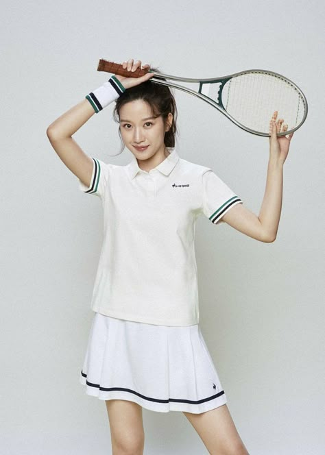 Pose Korean, Badminton Outfit, Korean Kawaii, Aesthetic Pose, Tennis Aesthetic, Sportswear Outfits, Sporty Outfit, American School, Tennis Outfit