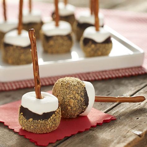 S'More Marshmallow Pops | Snackworks US Marshmallow Pops Recipe, Gift Recipes, Dessert Bites, Marshmallow Treats, Marshmallow Pops, Edible Gifts, Chocolate Coating, Spring Recipes, Chocolate Baking