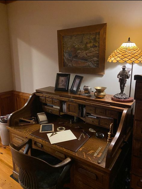 Old Fashioned Study, Dark Academia Desk Chair, Vintage Computer Desk, Dark Academia Workspace, Vintage Desk Aesthetic, Wooden Desk Aesthetic, Dark Academia Furniture, Old Fashioned Desk, Novelist Aesthetic