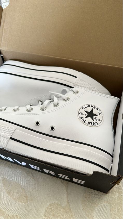 #aesthetic #converse #converseallstar #conversechucktaylor #converseplataforma #unboxing White Platform Converse, White Leather Converse, Aesthetic Converse, Converse Aesthetic, Nike Shoes Women Fashion, Converse Platform, Chuck Taylor All Star Lift, Leather Converse, Platform Converse