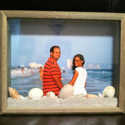 Shadow box frame of an engagement picture with sand and shells from the beach they were taken! Shadow Box Kunst, Beach Shadow Boxes, Deco Marine, Box Photo, Deco Nature, Vacation Memories, Seashell Art, Beach Crafts, Seashell Crafts