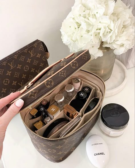 Travel Makeup Bag Essentials, Louis Vuitton Makeup Bag, Louis Vuitton Makeup, Louis Vuitton Cosmetic Bag, Makeup Bag Essentials, Louis Vuitton Travel, Mode Abaya, Vanity Bag, Chanel Makeup