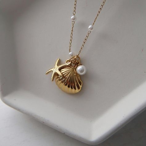 get summer ready with our ‘by the shore’ necklace 🐚🌊🏝️ all our jewelry is tarnish free and water resistant so it’s perfect for all your summer adventures 🫶 Cute Jewelry Aesthetic, Classy Jewellery, Sleek Jewelry, Jewellery Photo, Get Summer Ready, Unique Gold Jewelry Designs, Summer Jewellery, New Saree Blouse Designs, Fancy Jewelry Necklace