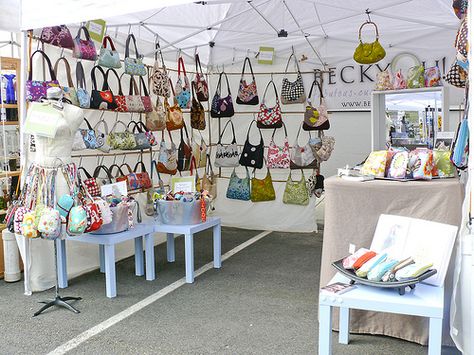 Handbag Display Ideas Craft Fairs, Sewing Booth Display Ideas, Purse Displays For Craft Shows, Bag Vendor Display, How To Display Bags At A Craft Show, Handbag Display For Craft Show, Craft Display Ideas Booth Design, Display For Purses Craft Fairs, Tote Bag Display Craft Fair