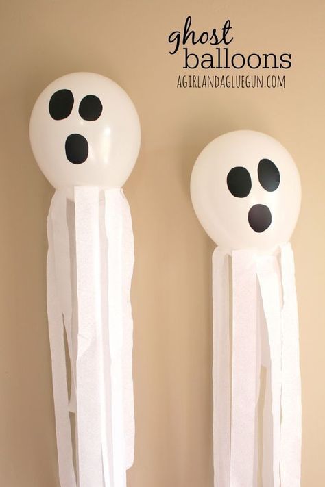 Divertidas ideas para decorar con globos - Todo Bonito Paper Ghosts, Halloween Toddler Party, Halloween Themed Birthday Party, Easy Halloween Party, Halloween Fest, Halloween Party Ideas, Dollar Store Halloween, Spooky Halloween Party, Halloween Balloons