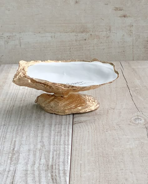 Oyster Shells Diy, Oyster Crafts, Oyster Shells Decor, Seashell Art Diy, Art Coquillage, Seashell Projects, Oyster Shell Crafts, Shells Diy, Sea Crafts