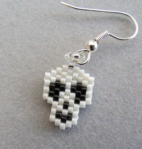 Scary Skull, Pony Bead Patterns, Beading Thread, Beaded Earrings Diy, Halloween Beads, Brick Stitch Earrings, Beads Bracelet Design, Beaded Earrings Patterns, Beaded Skull