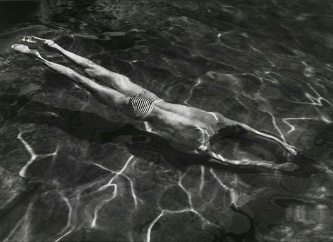 Underwater Swimmer, Esztergom, Hungary, 1917. In 1912, with his first salary from the stock exchange, André Kertész bought his first ICA glass plate camera. His hobby soon took over. He photographed peasants, Romani and landscapes, as well as poetic compositions featuring his younger brother Jenő as a character. Andre Kertesz, Photo Polaroid, Berenice Abbott, Edward Weston, Robert Doisneau, Henri Cartier Bresson, Vivian Maier, Getty Museum, Gelatin Silver Print