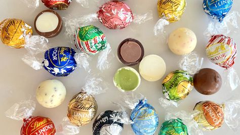 Lindor Chocolate Flavors, Lindt White Chocolate, Chocolate Balls Recipe, Lindt Chocolate Truffles, Holiday Truffles, Lindor Truffles, Lindt Truffles, White Chocolate Truffles, Lindt Lindor