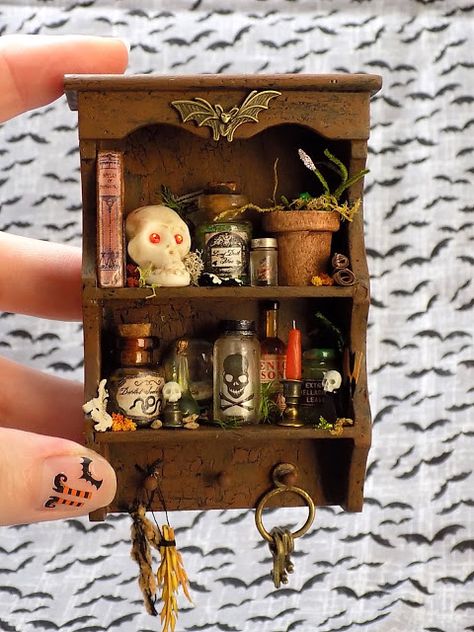 Dollhouse Halloween, Mini Mason Jars, Haunted Dollhouse, Halloween Miniatures, Haunted Dolls, Dollhouse Miniatures Diy, Miniature Rooms, Halloween Icons, Miniature Diy