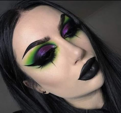 Beatle Juice Eye Makeup, Glam Goth Makeup Looks, Bright Goth Makeup, Gothic Make Up Ideas, Green Goth Makeup Looks, Glam Witch Makeup Halloween, Goth Smokey Eye, Beetlejuice Eye Makeup, Goth Witch Makeup