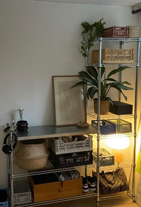 Cinder Block Desk, Small Desk Setup Ideas, One Room Apartment Ideas, Omar Shelf, Office Jungle, Inspiration Room Ideas, Storage Aesthetic, Small Apartment Storage, Workspace Ideas