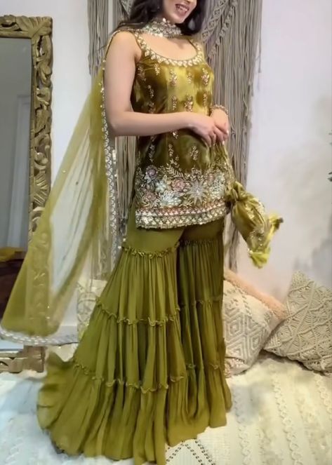 Shrara Grara Design Silk, Beautiful Sharara Suits, Shrara Suits Indian Designers Party Wear, Hindi Dress, Mehendi Ceremony Outfits, Mehndi Pictures, Sharara Design, Garara Dress, Mehandi Outfits