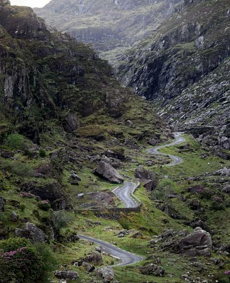 Irish Mountains, Gap Of Dunloe, Ireland Pictures, Kerry Ireland, Ireland Landscape, Emerald Isle, Mountain Hiking, Beautiful Mountains, Pretty Places