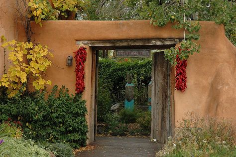 Santa Fe Courtyard Santa Fe Style Homes, New Mexico Style, New Mexico Santa Fe, New Mexico Homes, Courtyard Entry, Adobe House, Santa Fe Style, Southwest Decor, Spanish Style Homes