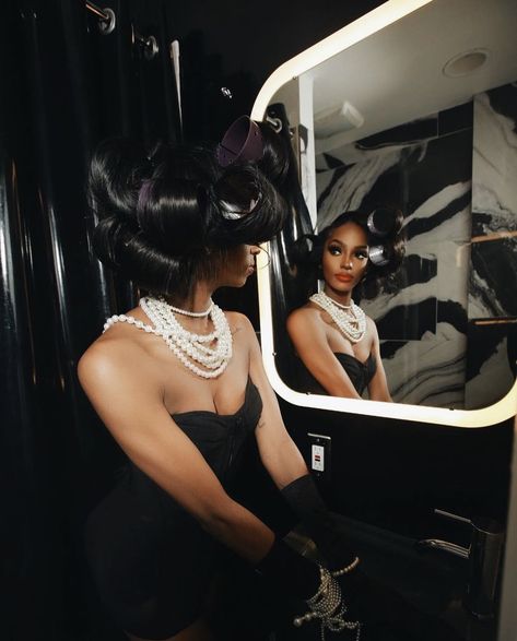 Classy Black Photoshoot, Vintage Bday Photoshoot, 20s Photoshoot Ideas, Old Glam Photoshoot, Old Hollywood Glam Photoshoot Ideas, 60s Theme Photoshoot, Chanel Inspired Photoshoot, Elegant Photoshoot Black Women, 20s Inspired Photoshoot