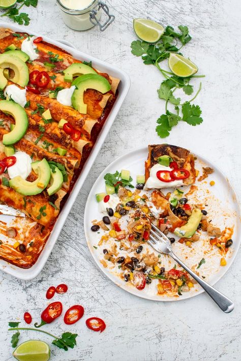 This jackfruit enchilada recipe is a delicious meat-free twist on traditional enchiladas. A hearty and flavoursome Mexican-inspired dish. Traditional Enchiladas, Jackfruit Enchiladas, Mulligatawny Soup, Enchilada Recipe, Enchilada Recipes, Meat Free, Plant Based Recipes, Lentils, Plant Based