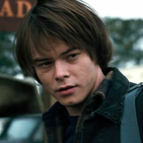 Jonathan From Stranger Things, Jonathan Byers Icons, Jonathan Stranger Things, Stranger Things Jonathan, Charlie Heaton, Jonathan Byers, Brown Hair Men, Will Byers, Stranger Things Season