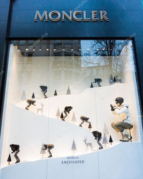 Mountain Art Diy, Ski Store, Winter Window Display, Moncler Store, Snow Lodge, Holiday Retail, Brand Language, Cozy Winter Vibes, Window Display Retail