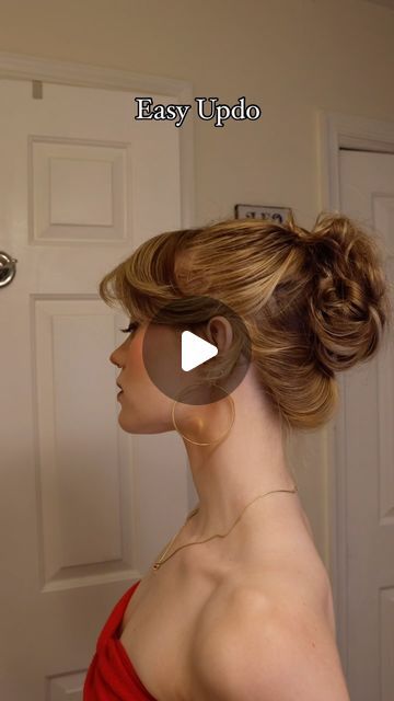 Caroline Judith Bennis on Instagram: "Easy updo for a Vintage Hollywood look💁‍♀️✨  💆🏼‍♀️ Section Your Hair: Start by sectioning your hair into manageable parts. 🔀 Twist and Pin: Twist two sections and pin them in place, creating a layered effect. 🧷 Secure the Updo: Gather the remaining hair and twist it into a bun, securing with bobby pins. 💥 Style the Bangs: Carefully style your bangs to frame your face, giving the look a soft and vintage vibe.  Perfect for any special occasion or just to add a bit of glam to your day. What I love most is there is very little heat used in this look 🥰 My hair isn’t left charred to a crisp 😝  #VintageUpdo #HairTutorial #ElegantHairstyle #Glamour #HairInspo #BeautyRoutine #ClassicLook #HairstyleGoals #SpecialOccasionHair" Hollywood Glamour Hair Updo, 60s Updo Hair Tutorial, Hollywood Hair Updo, Hollywood Bun, Vintage Hollywood Updo, Updo With Bang, Hollywood Glamour Hair, Vintage Updo, 1960s Hair