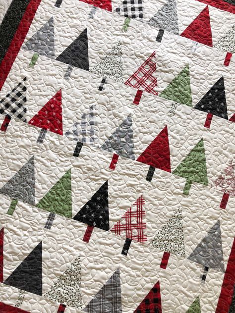 Christmas Tree Quilt Pattern, Modern Christmas Quilt, Tree Quilt Pattern, Christmas Quilting Projects, Christmas Quilt Blocks, Christmas Tree Quilt, Christmas Quilt Patterns, Quilt Square Patterns, Holiday Quilts