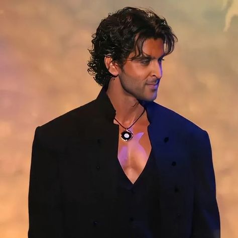 Bollywood Actor Men, Indian Actors Men, Hrithik Roshan 90s, Hrithik Roshan Aesthetic, Indian Hairstyles Men, Indian Wavy Hair, Curly Hair Care Products, Hrithik Roshan Hairstyle, Men Character