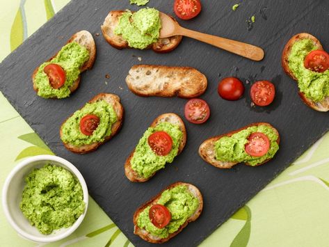 Pesto Crostini, Crostini Recipe, Pea Pesto, Crostini Recipes, Healthy Appetizer Recipes, Ciabatta Bread, Toasted Bread, Giada De Laurentiis, Healthy Appetizers