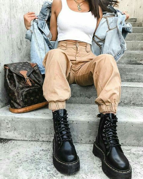 Styling Denim Jacket, Combat Boot Outfit, Jacket For Spring, Light Wash Denim Jacket, Denim Jacket Outfit, Black Combat Boots, Looks Street Style, Looks Black, Jacket Outfit