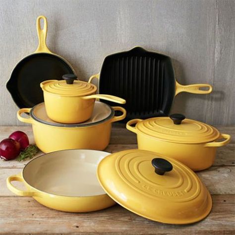 Kitchen Pots And Pans, Cast Iron Kitchen, Le Creuset Kitchen, Cocina Shabby Chic, Kitchen Pots, Iron Kitchen, Le Creuset Cookware, Lemon Kitchen, Gadgets Kitchen Cooking