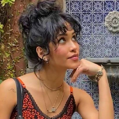 Thick Bangs Curly Hair, Cool Hair Women, Curly Bangs For Round Face, Bangs With Wavy Hair Naturally Curly, Whispy Curly Bangs, Whimsical Haircut, Wispy Wavy Bangs, Medium Length Curly Hairstyles With Bangs, Wavy Bangs Hairstyles