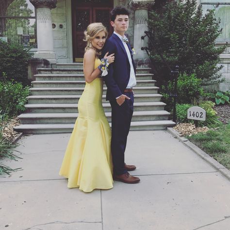 Prom Poses For Couples, Fun Prom Pictures, Coronation Photos, Prom Pictures Ideas, Gala Pictures, Couples Prom Pictures, Prom Images, Dance Pic, Hoco Poses