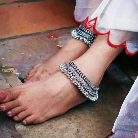 Oxidised Ghungroo Payal.. Dm to order #oxidisedpayal #oxidisedanklets #anklets #germansilveranklets #anakhstrenddz #germansilverjewellery #oxidised #oxidisedjewellery #oxidisedsilverjewellery #viralsongs #latestjewellery #navratri #navratrispecial #anklet #ankletlove #trendingnow #explorepage #newoninstagram Indian Jhumka, Anklets Indian, Cute Anklets, Daily Wear Jewellery, Bollywood Style, Beaded Anklets, Silver Anklets, Oxidised Jewellery, Latest Jewellery