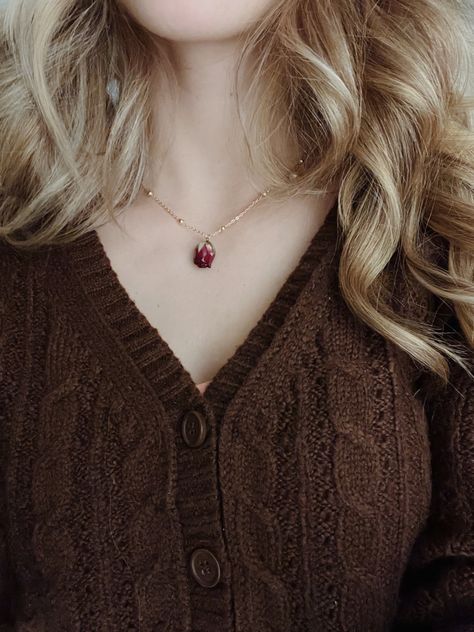 Necklace Dark Academia, Dark Academia Jewelry Necklaces, Dark Acadamia Jewellery, Dark Academia Accessories Necklaces, Dark Academia Jewellery, Rose Necklace Aesthetic, Dark Academia Jewelry Aesthetic, Pomegranate Academia, Jewrely Aesthetic