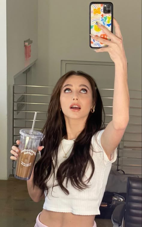 emma chamberlain, influencer, 20 (2001) Emma Chamberlain Outfits, Emma Chamberlain, How To Pose, Instagram Inspo, Fav Celebs, Girl Crush, Role Models, Hair Inspo, Brown Hair