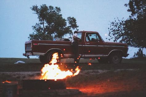 Ford Truck Aesthetic, Country Truck Aesthetic, Old Truck Aesthetic, Pickup Truck Aesthetic, Truk Ford, Truck Aesthetic, Camping Date, Truck Photography, Old Ford Truck