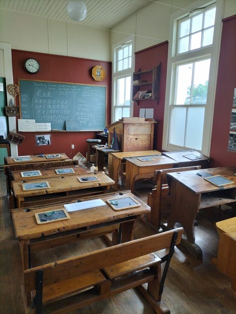 Vintage School Classroom, Old School House Aesthetic, Old Fashioned Classroom, Vintage School Aesthetic, Private School Classroom, Home School Aesthetic, School Astethic, Victorian Classroom, Mommy Core