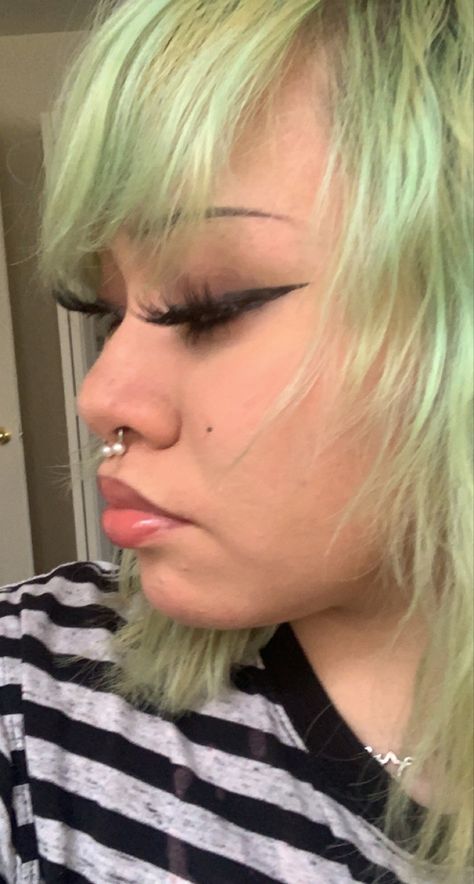 Septum Piercing Side Profile, Makeup Emo, Piercings Septum, Green Hair Dye, Hair Dyed, Alternative Style, Septum Piercing, Side Profile, Cool People