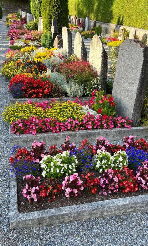 Grindelwald Switzerland – What we did on our 3 nights there! Grave Garden, Grave Plants, Grave Ideas, Flower Bed Decoration For Wedding Night, Flowers On Grave, Flower Graveyard, Monument Ideas, Grindelwald Switzerland, Floral Cemetary Blanket