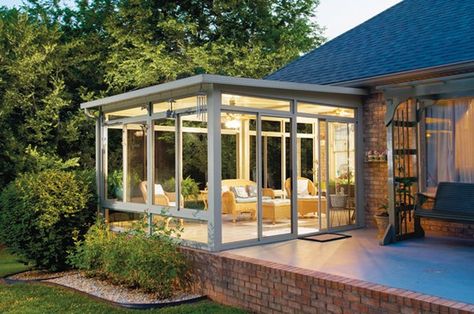 53 Stunning Ideas Of Bright Sunrooms Designs. | Daily source for inspiration and fresh ideas on Architecture, Art and Design Small Sunroom, 3 Season Room, Sunroom Addition, Patio Enclosures, Sunroom Designs, Enclosed Patio, Pergola Design, Florida Room, Glass Room