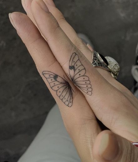 Butterfly Tattoo On Fingers, Half Butterfly Finger Tattoo, Butterfly Finger Tattoos For Women, Butterfly Tattoo Thumb, Butterfly Thumb Tattoo, Finger Tattoo Butterfly, Finger Tattoos Butterfly, Bestie Finger Tattoos, Daisy Finger Tattoo