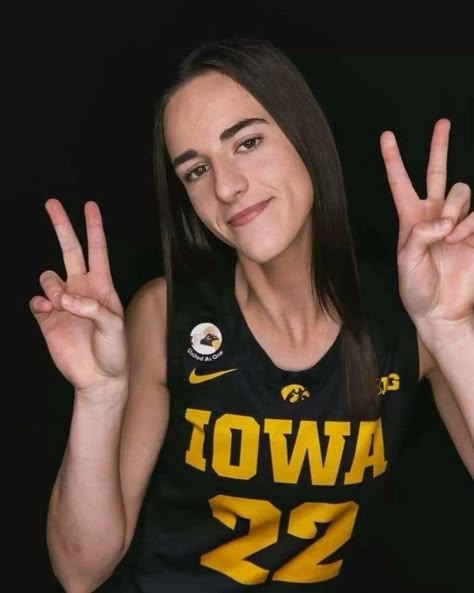 Basketball Core, Caitlyn Clark, Jealous Girlfriend, Iowa Basketball, Kate Martin, Basketball Girlfriend, Put Your Phone Down, Basketball Wives, Future Girlfriend