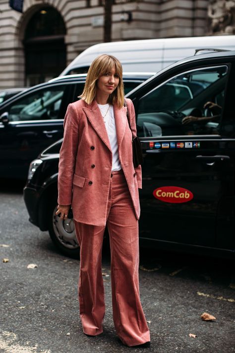 London Fashion Week SS 2019 street stye London Fashion Week Street Style, Straight Cut Jeans, Outfit Formulas, London Street Style, Urban Street Style, Street Style Trends, Spring Street Style, Fashion Gallery, Fashion Week Street Style