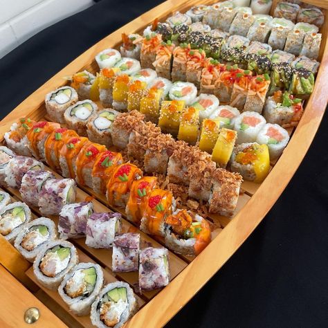 Sushi Yame Yame on Instagram: “HOLY BOAT 🥵🍱🍣😍🥢 . . . . . . . . #sushi #sushi🍣 #maki #spring #montpellier #montpelliercity #montpelliernow #montpellierfood…” Sushi Platter Aesthetic, Sushi Buffet, Sushi Wedding, Sushi Board, Delicious Food Ideas, Sushi Aesthetic, Sushi Catering, Sushi Boat, Sushi Ideas