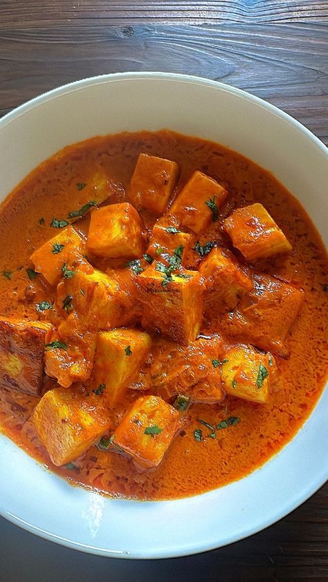 15-minute paneer masala is a quick paneer recipe for days when you are craving good food but on a time crunch. Kung Pao Tofu, Stir Fry Easy, Paneer Masala, Easy Green Beans, Mushroom Stir Fry, Paneer Dishes, Paneer Recipe, Sweet And Spicy Sauce, Tofu Stir Fry